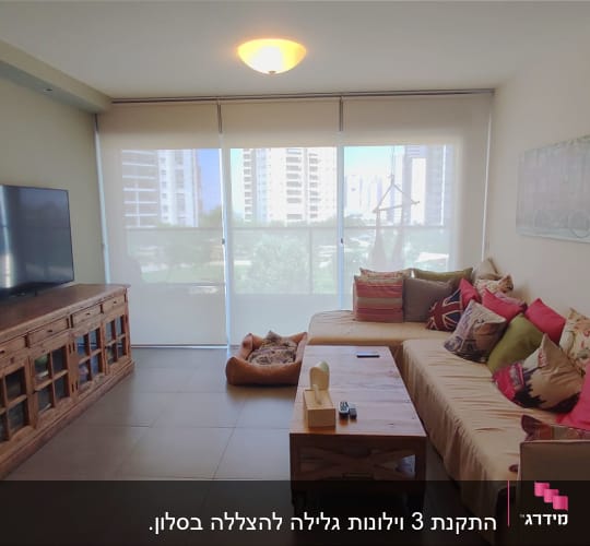 וילון לבן גדול מכסה חלון זכוכית בסלון